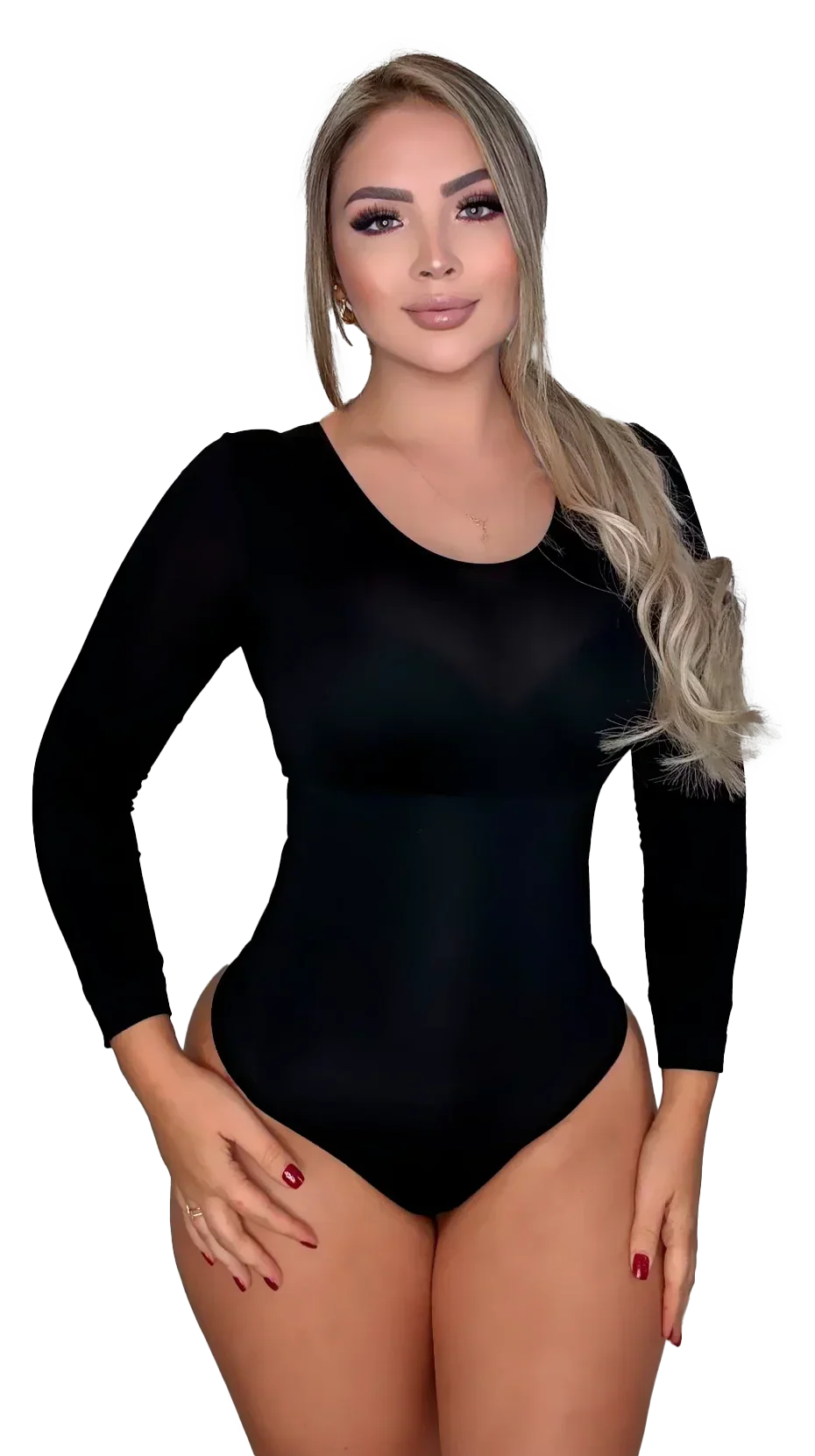 Mujer con body negro de manga larga, cabello rubio y maquillaje elegante en fondo blanco