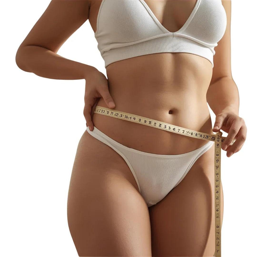 Mujer con ropa interior blanca midiendo su cintura con cinta métrica en fondo blanco