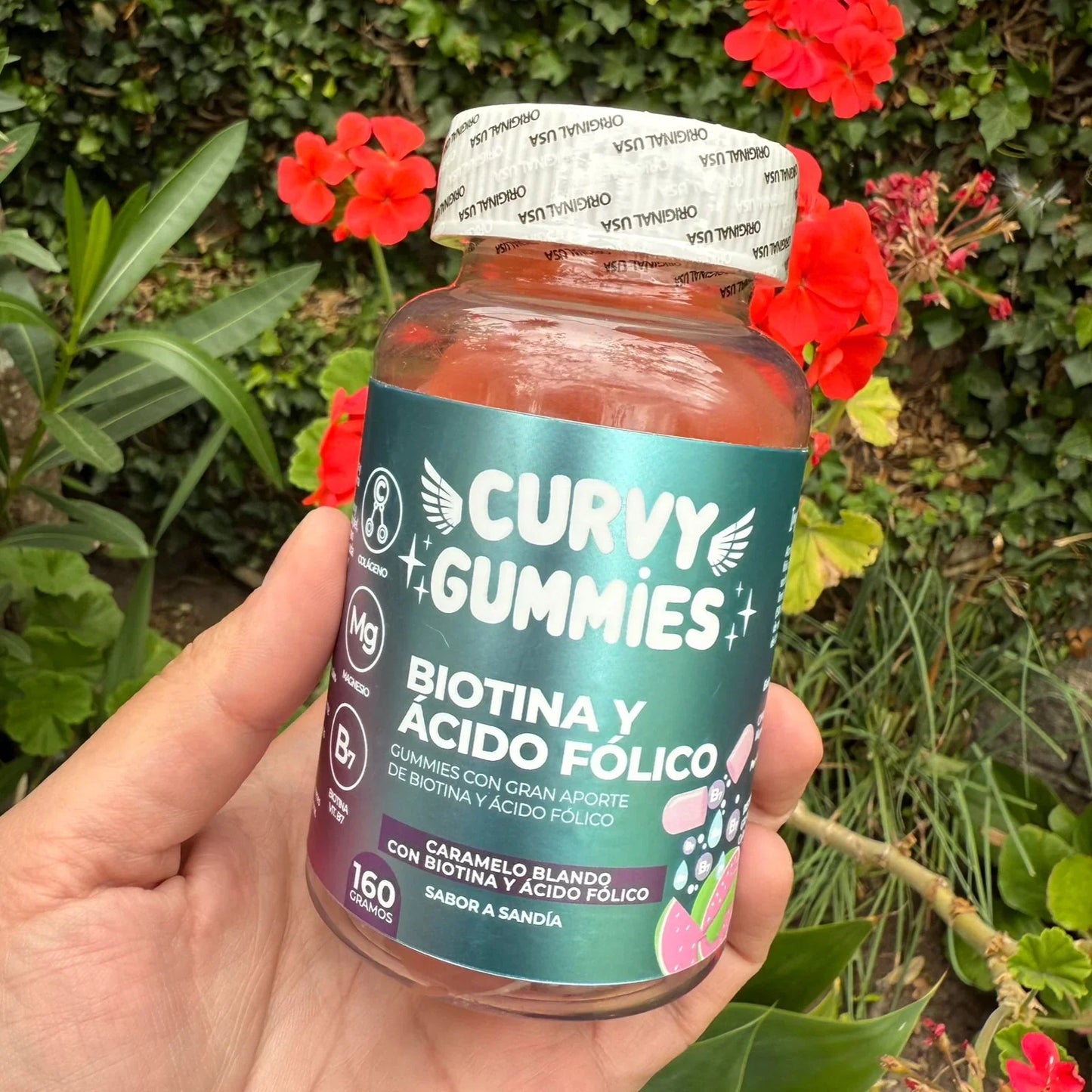 Mano sosteniendo botella de Curvy Gummies Biotina y Ácido Fólico sabor sandía