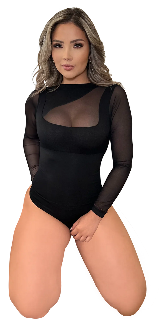 Modelo usando el Body Control Manga Larga ARMONÍA en color negro