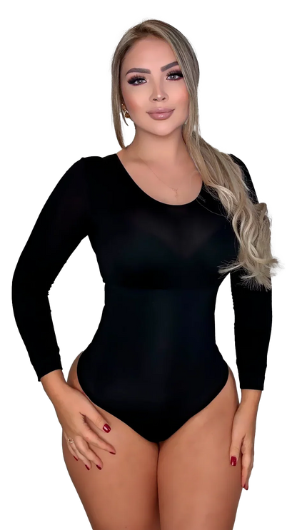 Modelo usando el Body Faja JULIANA en color negro, vista frontal