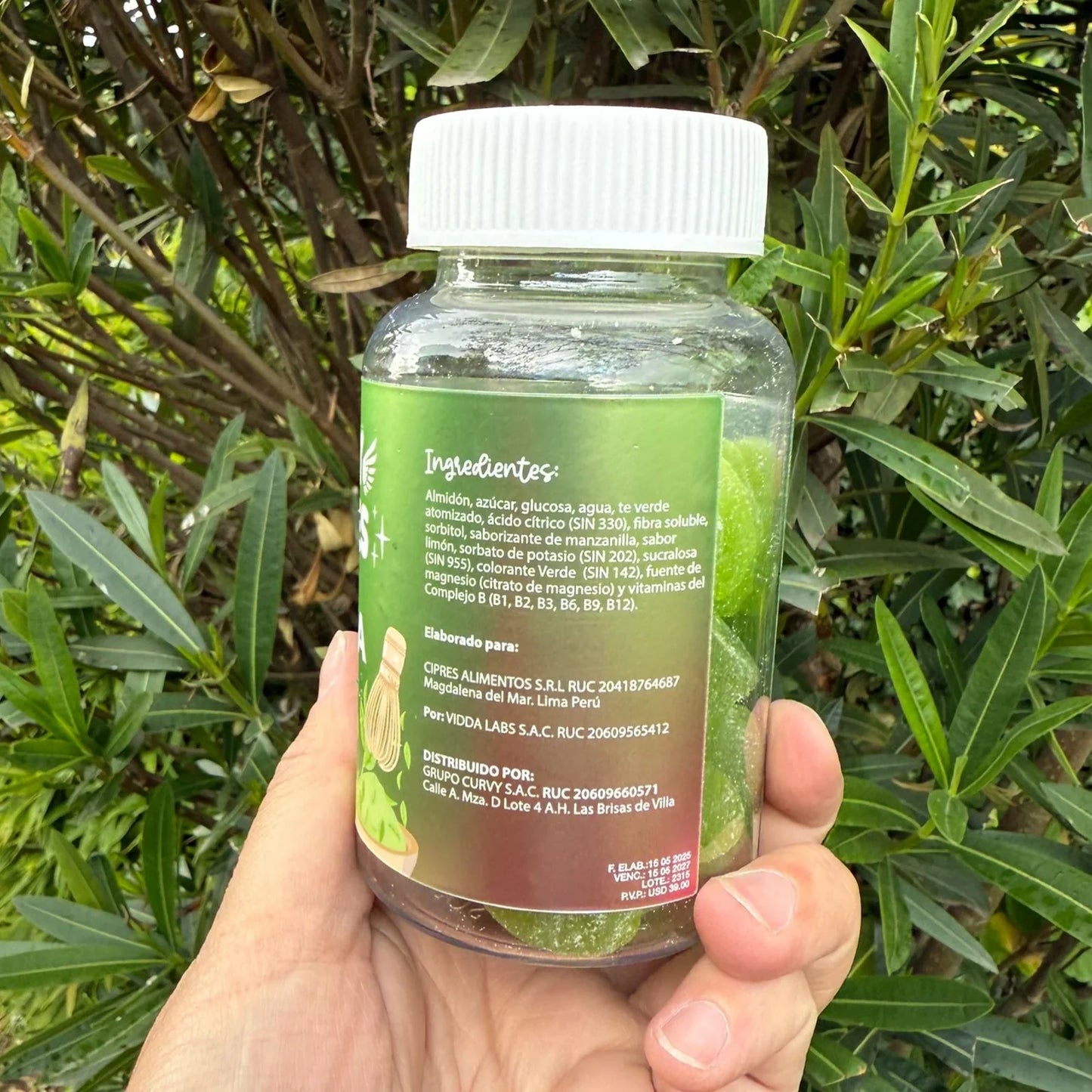 Mano con Frasco Curvy Gummies mostrando ingredientes