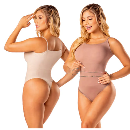 Mujer con body moldeador beige y rosa, mostrando ajuste y diseño ergonómico